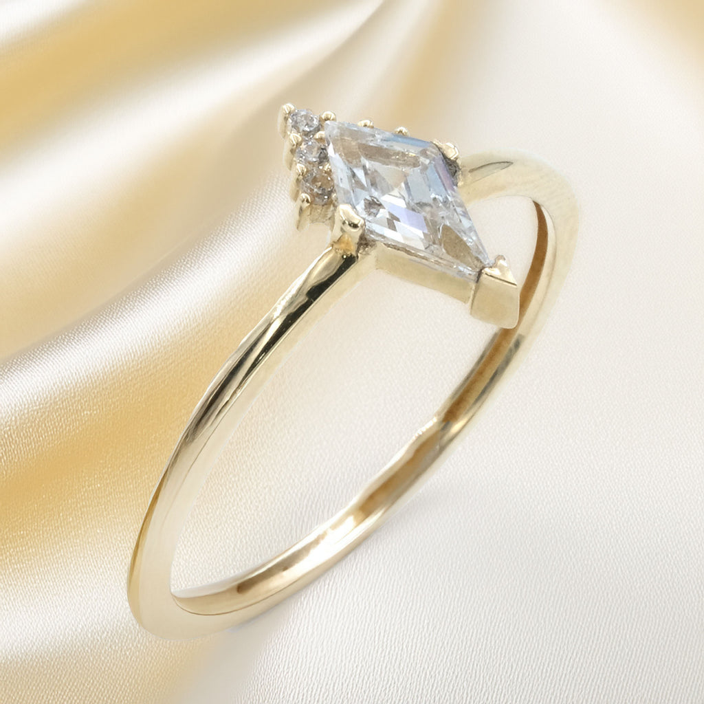 14 K Gold Triangle Baguette Knuckle Ring 1,50 g